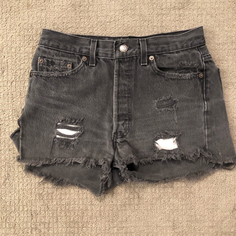 Black Levi’s distressed jean shorts